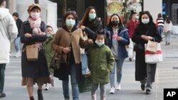 台北街頭行人都佩戴口罩。