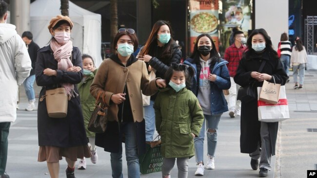 在台北,人们带着口罩逛购物区。(2020年1月31日)