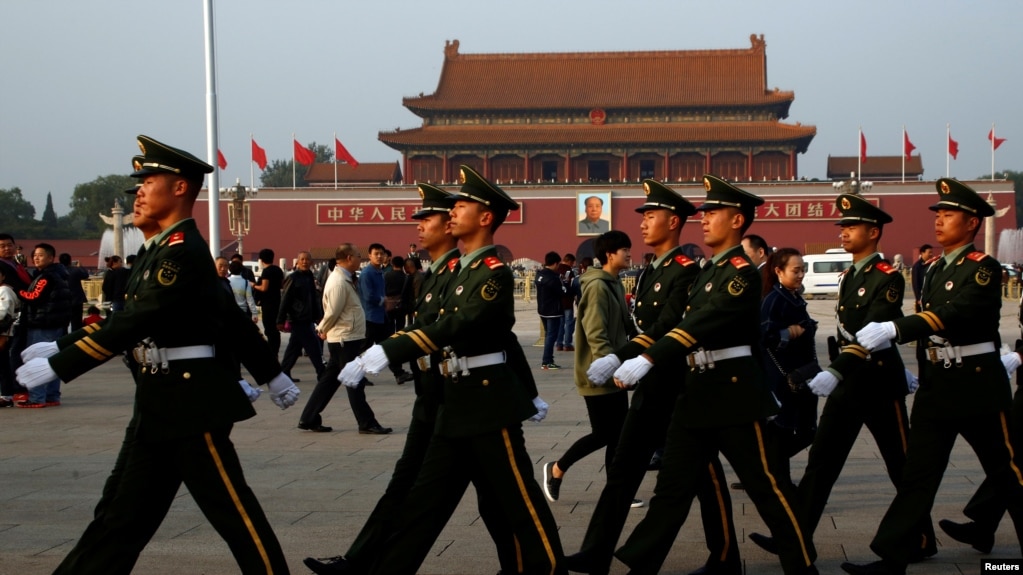 中国武警迈步通过天安门广场。