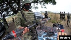 Un soldado mexicano sostiene un lanzagrandas, luego de una operación en el pueblo de Guayabal, en las afueras de Veracruz.