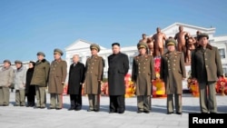 지난 16일 북한 김정은 국방위 제1위원장(앞줄 오른쪽 4번째)이 아버지 김정일의 71회 생일을 맞아, 평양 만경대혁명학교에서 열린 동상 제막식에 참석했다.