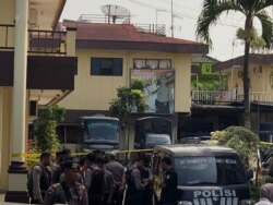 Polrestabes Medan beberapa saat setelah ledakan bom bunuh diri dijaga ketat petugas kepolisian, Rabu, 13 November 2019. (Foto: VOA/Anugrah Andriansyah)