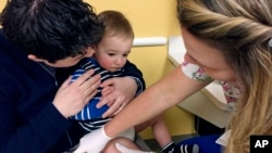 Seorang anak menerima suntikan vaksin campak di Minneapolis, Minnesota (foto: ilustrasi).