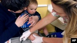August Goepferd, 15 mois, se fait vacciner contre la rougeole, les oreillons et la rubéole dans une clinique du Children's Minnesota à Minneapolis, le 2 mai 2017.