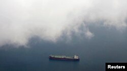 Sebuah kapal tanker melewati Selat Singapura (Foto: dok).