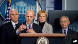 (Izq. a der.) Comisionado de FDA, Stephen Hahn, vicepresidente Mike Pence, coordinadora de respuesta al coronavirus de la Casa Blanca, Dra. Deborah Birx y directora del Instituto Nacional de Alergias y Enfermedades Infecciosas de los Institutos Nacionales de Salud, el Dr. Anthony Fauci, en la Casa Blanca. 6 de marzo de 2020.