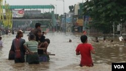 Banjir di daerah Kampung Melayu-Tebet, Jakarta Selatan (13/1). (VOA/Ahadian Utama)