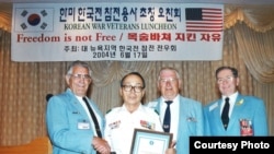 지난해 2004년 미국 뉴욕 지역 참전 전우회가 주최한 오찬회에서 미군 참전 용사들과 함께한 강석희 씨.