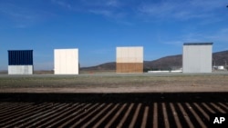 Prototipos de muro fronterizo en San Diego, cerca de México-EE. UU. Foto de archivo.