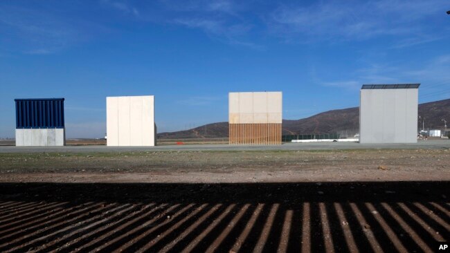 Prototipos de muro fronterizo en San Diego, cerca de México-EE. UU. Foto de archivo.
