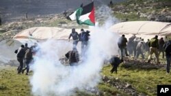 2일 이스라엘군 팔레스타인 시위대에 최루탄 발사