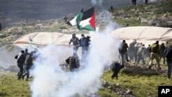 Tentara Israel menembakkan gas air mata ke arah warga Palestina yang berusaha mendekati permukiman di Tepi Barat, Sabtu (2/2). 