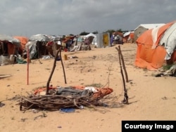 Students for Somalia are helping women at the Hidaya Camp, located at the outskirts of Mogadishu, by giving them modest business loans, as long as they agree to keep their children in school. (Photo courtesy of Filsan Darman)