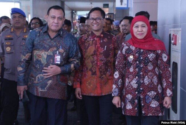 Gubernur Jawa Timur Khofifah Indar Parawansa mendampingi Ketua Komisi Pemberantasan Korupsi (KPK) Firli Bahuri (kiri) di Surabaya, 9 Januari 2020. (Foto: Petrus Riski/VOA)