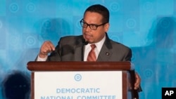 El representante Keith Ellison, habla durante la sesión general de la reunión de invierno del DNC en Atlanta, el sábado, 25 de febrero de 2017.