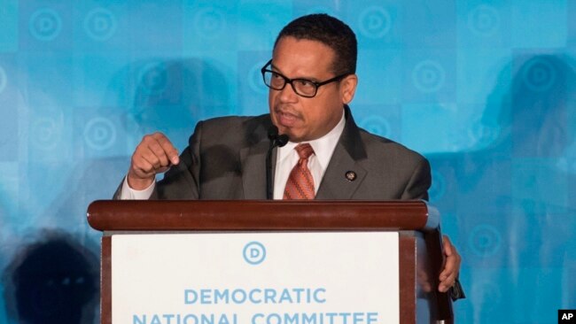 El representante Keith Ellison, habla durante la sesión general de la reunión de invierno del DNC en Atlanta, el sábado, 25 de febrero de 2017.