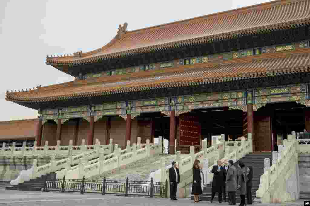 美国的唐纳德·川普总统和第一夫人梅拉尼亚·川普，中国国家主席习近平和夫人彭丽媛游览故宫，在紫禁城恢宏的宫殿前面（2017年11月8日）。