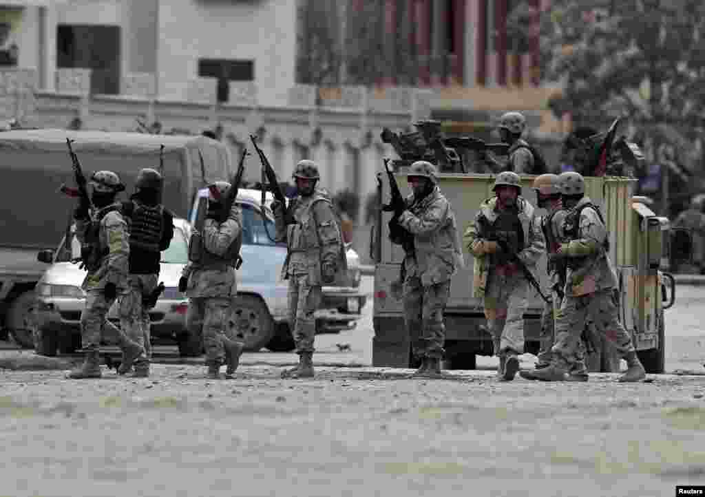 Afghan police arrive at the site of an attack in Kabul, March 28, 2014. 