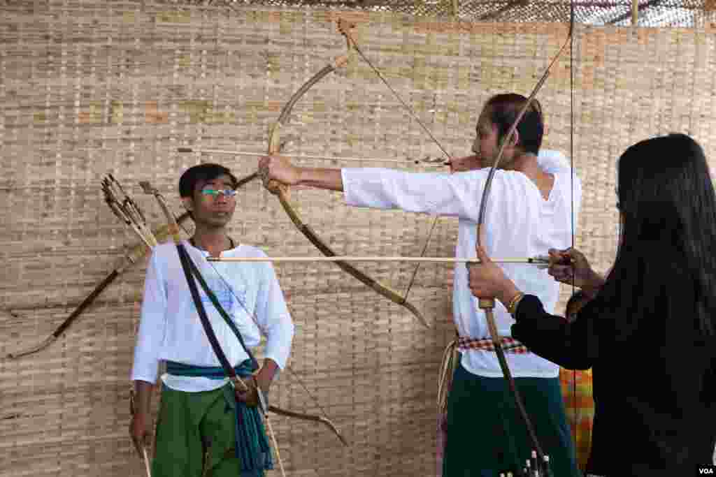 ទិដ្ឋភាពទូទៅនៃកម្មវិធី «បុណ្យភូមិ» ដែលត្រូវបានរៀបចំឡើងដើម្បីបញ្ជ្រាបការយល់ដឹងអំពីទម្រង់វប្បធម៌បុរាណដល់យុវជនកម្ពុជា ក្នុងវត្តទួលក្រសាំង ខេត្តកណ្តាល នៅថ្ងៃទី៧ ខែមេសា ឆ្នាំ២០១៧។ (ហ៊ាន សុជាតា/ VOA)