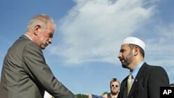 Dove World Outreach Center pastor Terry Jones (l) shakes hands with Imam Muhammad Musri, president of the Islamic Society of Central Florida in Orlando, 09 Sep 2010
