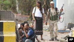 Pro-Yemen government fighters are at the frontline against Shi'ite Houthi rebels in the port city of Aden, Yemen, July 16, 2015. 