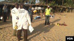 Pasukan keamanan Pantai Gading memeriksa barang bukti di lokasi serangan di Grand Bassam, Minggu (13/3).