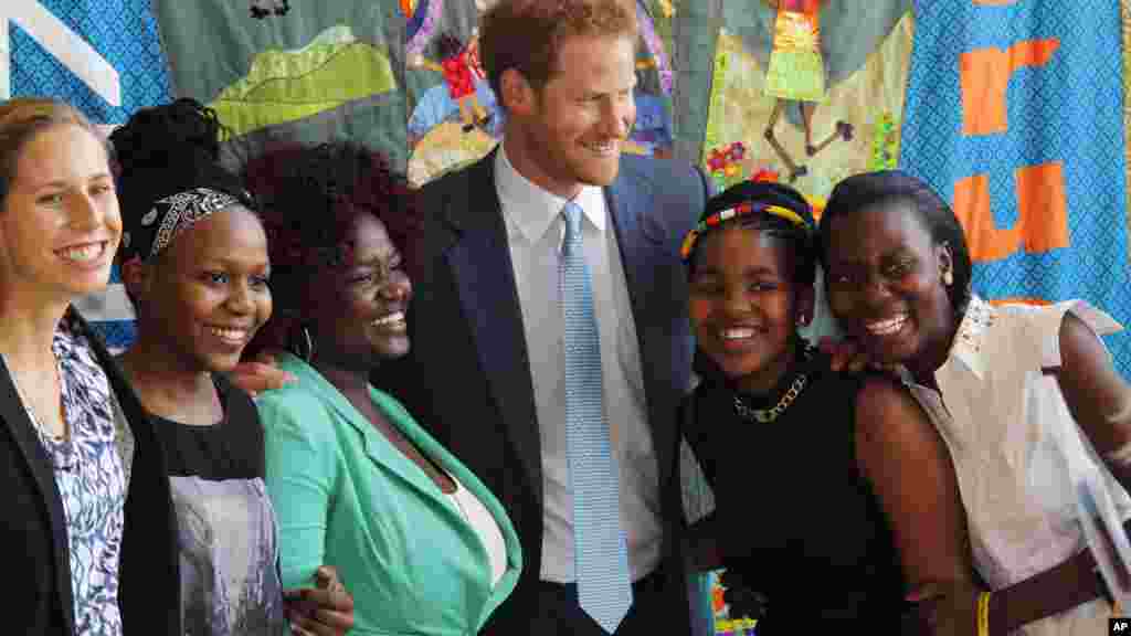 Le prince Harry pose pour une photo avec un groupe des jeunes ambassadeurs à la Conférence internationale mondiale du sida à Durban, en Afrique du Sud, le 21 juillet 2016.