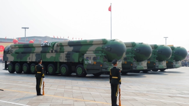资料照片:中国在天安门广场"十一"阅兵式上展示的东风-41洲际弹道导弹。(2019年10月1日)