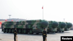 资料照片:中国在天安门广场"十一"阅兵式上展示的东风-41洲际弹道导弹。(2020年10月1日)