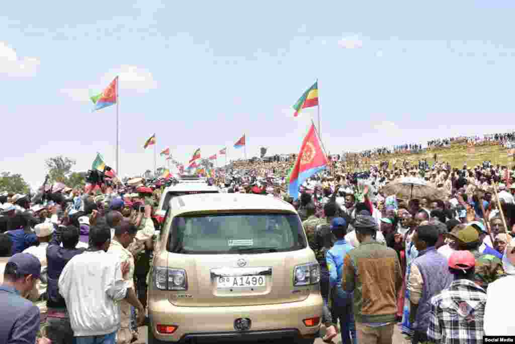 Pessoas celebram a avertura histórica das fronteiras entre a Etiópia e a Eritreia