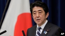 日本首相安倍在東京官邸告訴記者日本將參加TPP談判