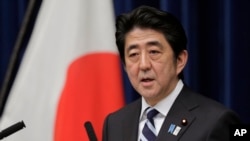 日本首相安倍晉三星期五就亞太自由貿易區的談判在新聞發佈會上向媒體講話。