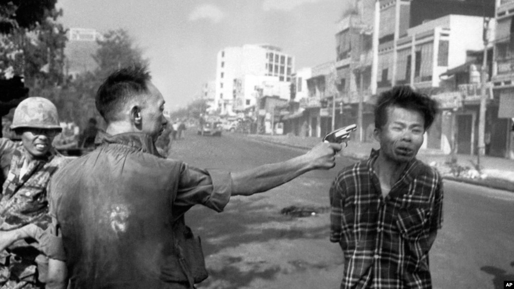 Tướng Việt Nam Cộng hòa Nguyễn Ngọc Loan, bắn vào đầu của một đặc công Việt Cộng, Nguyễn Văn Lém, trên đường phố Sài Gòn ngày 1/2/1968, ngay sau ngày khởi đầu chiến dịch Tết Mậu Thân của quân bắc Việt. Đây được coi là một thất bại về quân sự cho Bắc Việt nhưng Hà Nội cho rằng cuộc tổng tấn công này là một chiến thắng về mặt chiến lược.