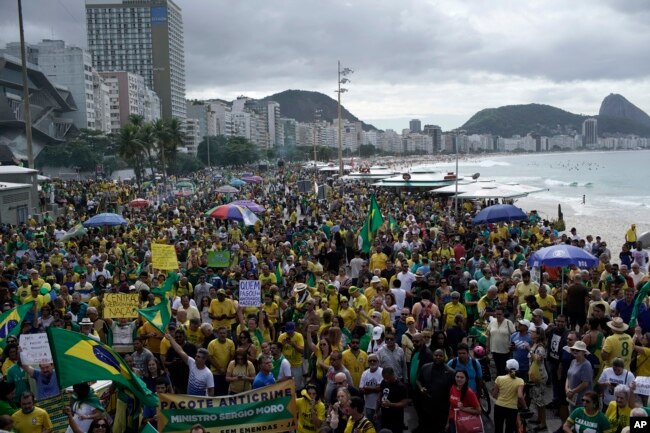 Supporters of Brazil's President Jair Bolsonaro rally in his support on Copacabana beach in Rio de Janeiro, Brazil, May 26, 2019.