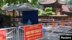 Một nhân viên y tế tại một chốt kiểm soát dịch COVID-19 ở Hà Nội hôm 6/9. TP Hà Nội sẽ nới lỏng các phong toả sau gần 2 tháng thực hiện các chỉ thị của thủ tướng chính phủ về giãn cách xã hội nhằm khống chế đại dịch.
