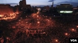 Ribuan demonstran anti-pemerintah terlihat berkumpul malam hari di Tahrir Square Kairo, Mesir, Selasa (2/1).