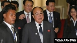 아세안 지역안보포럼 (ARF)외무장관회의에 참석하기위해 캄보디아 프놈펜에 도착한 박의춘(사진중앙) 북한 외무상