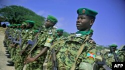 wanajeshi wa kulinda amani ya Umoja wa Afrika (AMISOM) kutoka Burundi wakifanya doria Mogadishu 