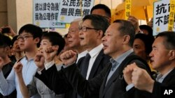 (左起)张秀贤、陈淑庄、朱耀明、陈健民和戴耀廷2019年4月9日在香港西九龙裁判法院前呼口号