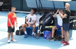 Petenis Serbia Novak Djokovic beristirahat saat berlatih jelang Australia Terbuka di Melbourne Park di Melbourne, Australia, 11 Januari 2022. (Foto: Tennis Australia/Scott Barbour via REUTERS)