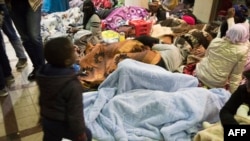 Des centaines de réfugiés dorment dans un couloir près des bureaux du HCR au Cap, en Afrique du Sud, le 8 octobre 2019. (Photo: RODGER BOSCH / AFP)
