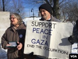 Protesters in Manchester, New Hampshire, Feb. 8, 2016. (Photo: A. Pande / VOA)