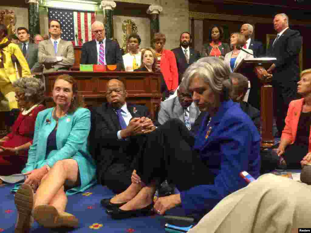 Foto aksi duduk para anggota DPR dari Partai Demokrat, yang diunggah di Twitter oleh legislator Katherine Clark, "untuk menuntut tindakan mengenai aturan senjata api yang masuk akal" di Gedung Capitol, Washington (22/6).