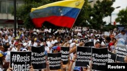 Para pendukung pemimpin oposisi Venezuela Leopoldo Lopez, berdemo menentang pemerintahan Presiden Nicolas Maduro di Caracas (18/2).