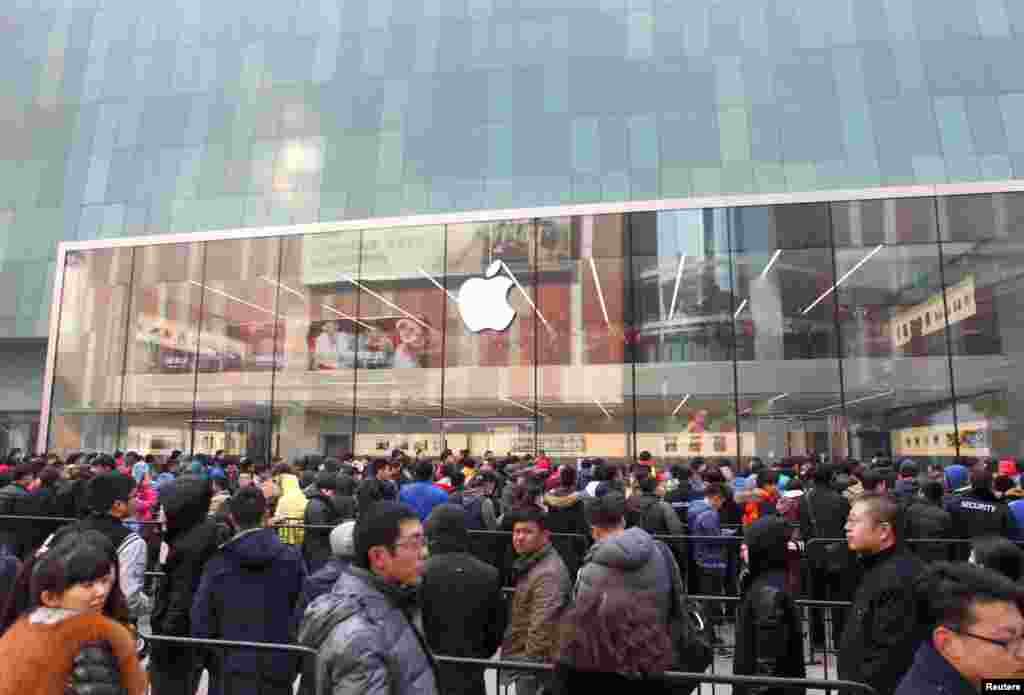 在沈阳的苹果专卖店外面，顾客等待商店开门（2015年2月28日）。