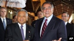 ທ່ານ Leon Panetta ລັດຖະມົນຕີປ້ອງກັນປະເທດສະຫະລັດ ຈັບມືກັບ ທ່ານ Purnomo Yusgiantoro, ລັດຖະມົນຕີປ້ອງກັນປະເທດອິນໂດເນເຊຍ ທີ່ເກາະບາຫລີ, ອິນໂດເນເຊຍ.
ວັນທິ 23 ຕຸລາ 2011.