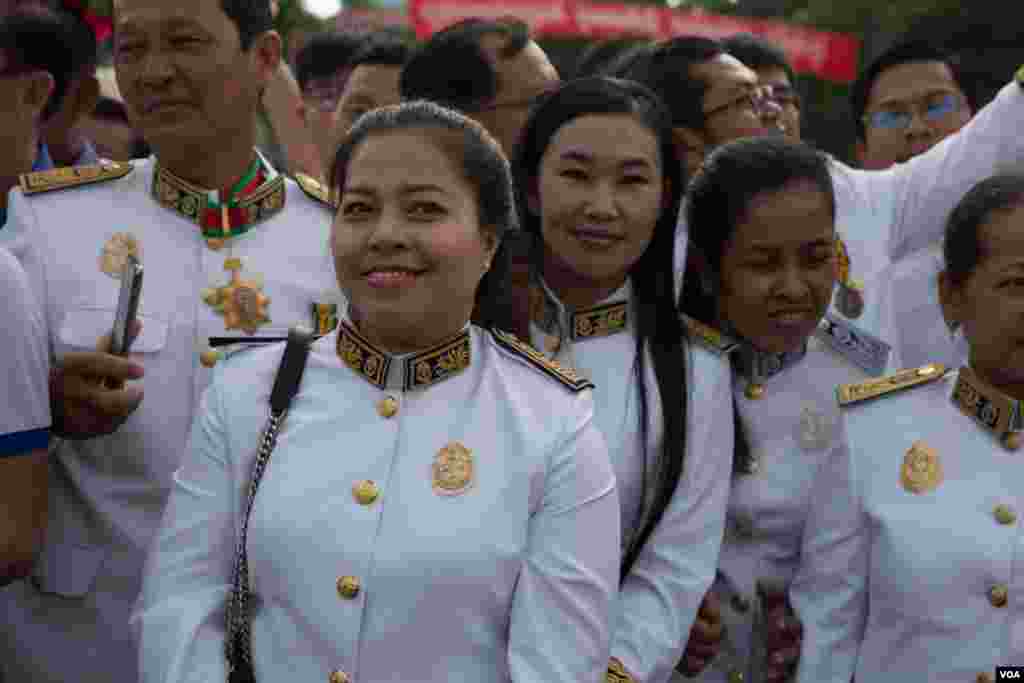 មន្ត្រីរាជការចូលរួមប្រារព្ធទិវាបុណ្យឯករាជ្យជាតិថ្ងៃទី ៩ វិច្ឆិកា ឆ្នាំ២០១៩ នៅរាជធានីភ្នំពេញ។ (ហ៊ុល រស្មី/VOA)