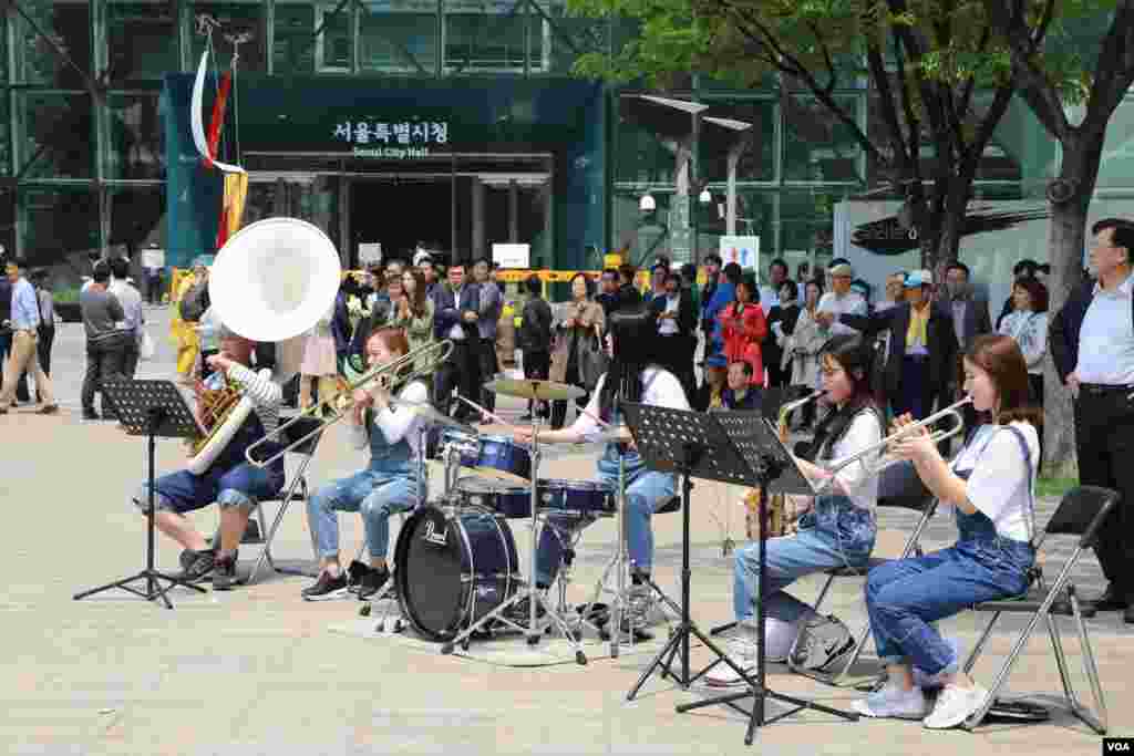 یک اجرای خیابانی در سئول به نام بهار در راه است.
