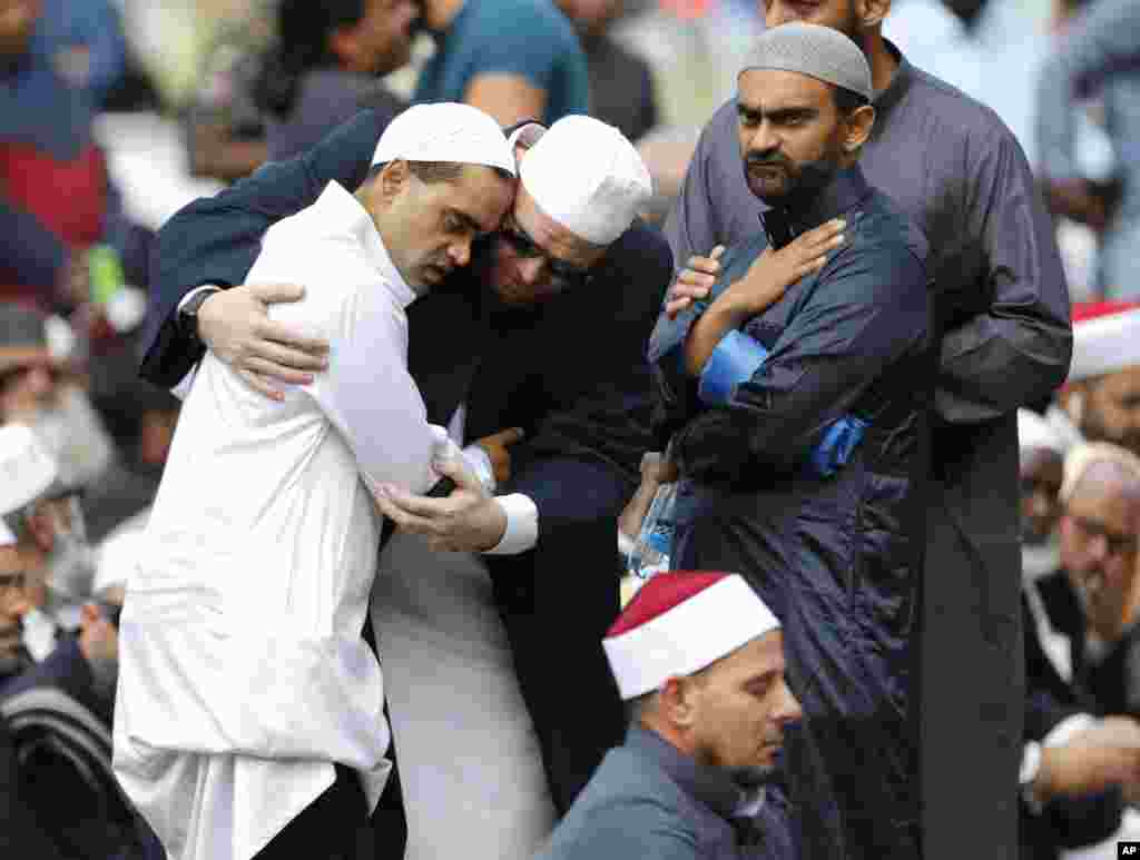 کرائسٹ چرچ کے ہیگلے پارک میں نماز جمعہ کے موقع پر مسلمان ایک دوسرے کے گلے مل رہے ہیں۔ جمعہ کے اس اجتماع میں نیوزی لینڈ بھر سے لوگوں نے شریک ہوئے اور 22 مارچ کو دو مساجد کے اندر فائرنگ میں قتل ہونے والے 50 افراد کی بخشش کے لیے مغفرت کی دعا کی۔&nbsp; &nbsp;