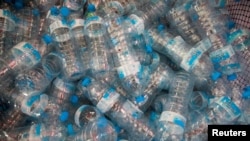 En Ecuador se recolectan al año tres millones de botellas plásticas para reciclar. [Archivo de Reuters]